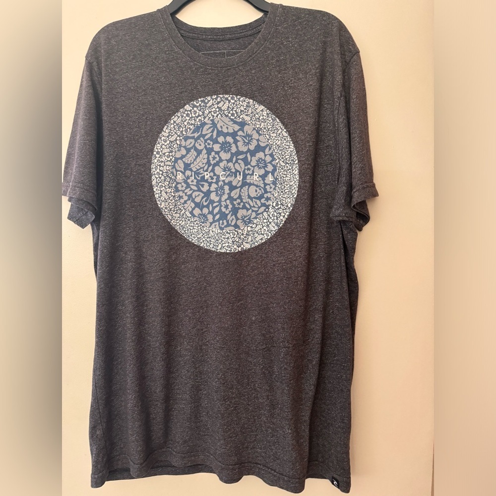 RIP CURL Men’s Brown Graphic Short Sleeve T-shirt. Rip Curl Logo On Front.Size L